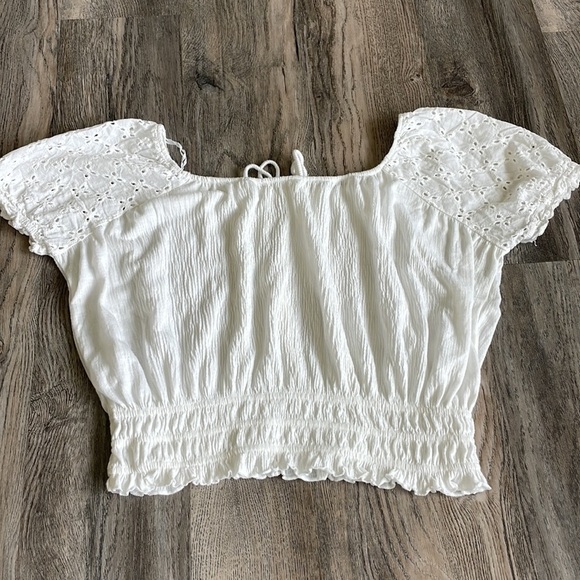 Caution to the Wind Women’s White Cropped Eyelet Top, Elastic Hem. Size medium. - Picture 5 of 8